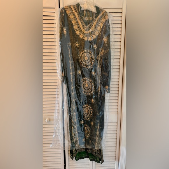 Vintage Elegant Indian Green Velvet Dress with Gold Detailing - Picture 9 of 12